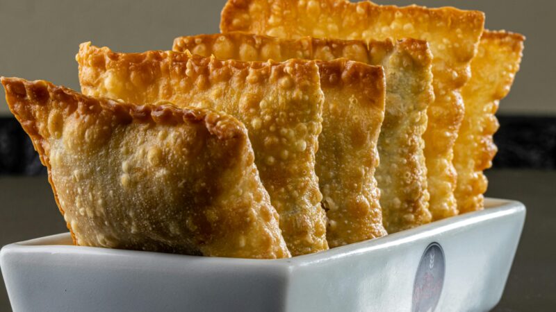 Aprenda como fazer massa de pastel caseira, crocante e com bolhas! Receita fácil, dicas, história e segredos para pastel de feira perfeito.